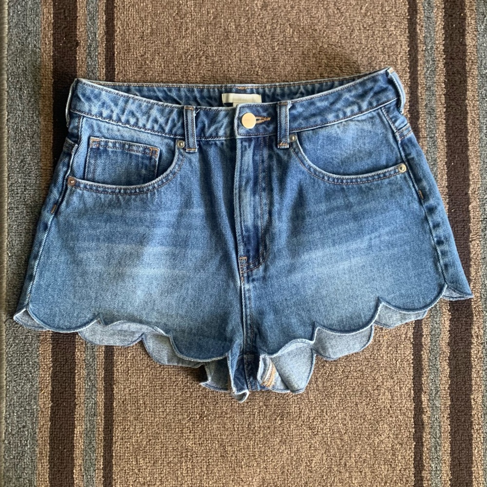 Women’s Scallop Hem Denim Shorts, Medium Wash, Size 6.